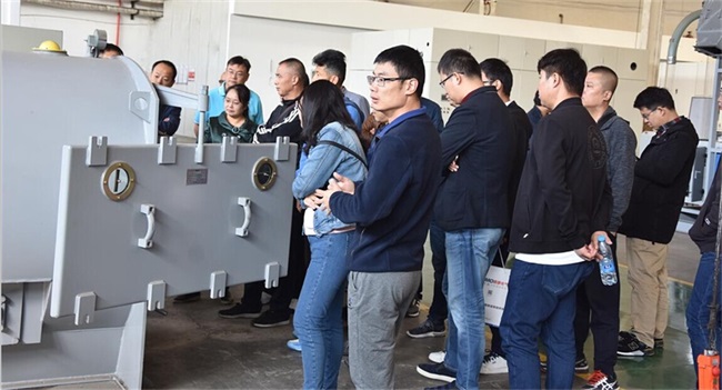 专家参观上给式高精度称重给煤机 专家参观上给式高精度称重给煤机